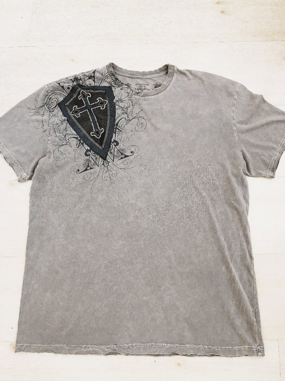 Affliction Men's Graphic T-Shirt Gray 2XL Distressed Gothic Cross Shield Patch